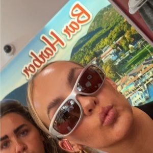 Meet your Posher, Caroline